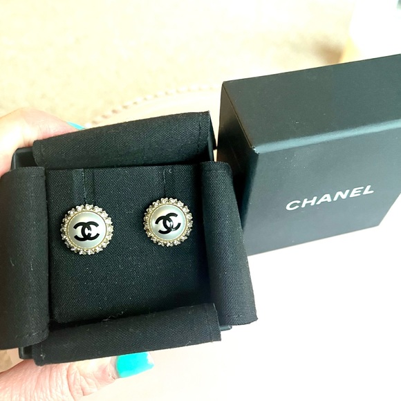 CHANEL Pearl and crystal halo cc stud earrings - Picture 3 of 8